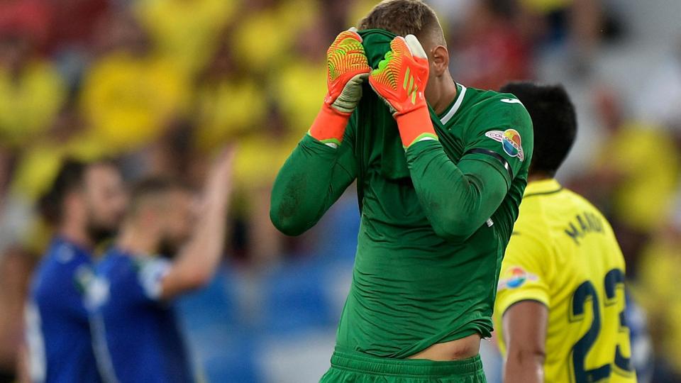 Filip Jörgensen tager sig til hovedet, da Lech fik udlignet til 3-3 mod Villarreal, der dog tog sejren til sidst. <i>Pablo Morano/Reuters</i>