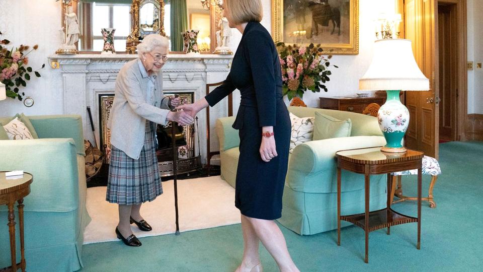 Liz Truss (til højre) mødte tirsdag dronning Elizabeth, i forbindelse med at Truss blev udnævnt som ny premierminister. <i>Jane Barlow/Ritzau Scanpix</i>