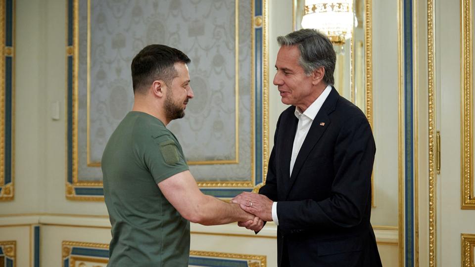USA's udenrigsminister, Antony Blinken (til højre), ser tegn på, at Ukraine har haft held med modoffensiv flere steder. <i>Ukrainian Presidential Press Ser/Reuters</i>