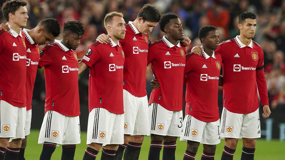 Manchester United med Christian Eriksen på holdet ærede dronning Elizabeth med et minuts stilhed før torsdagens kamp mod Real Sociedad. <i>Dave Thompson/Ritzau Scanpix</i>