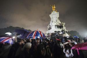 Briter trodser regnen i sørgeoptog ved Buckingham Palace