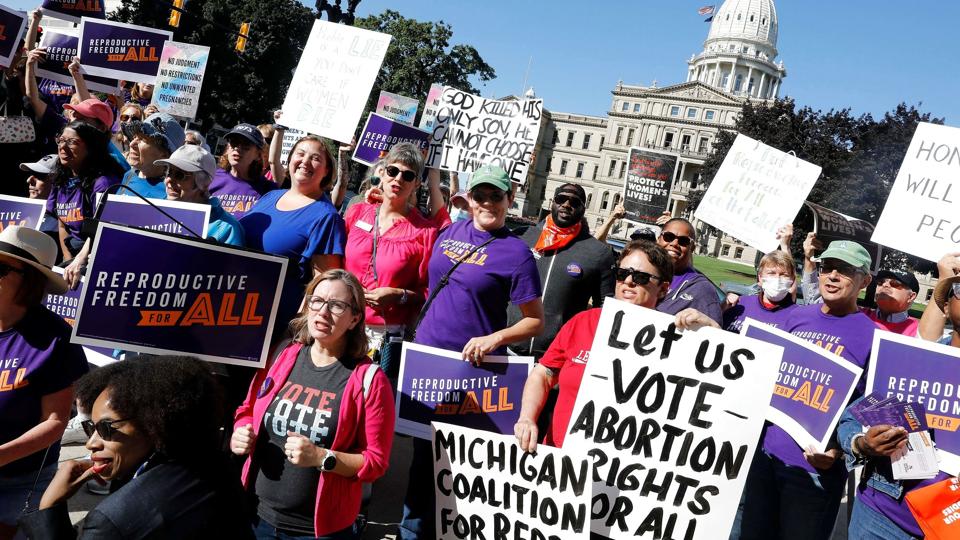 Tilhængere af retten til fri abort demonstrerer uden for regeringsbygningen i Lansing i delstaten Michigan, efter at et forslag om at skrive retten ind i delstatens forfatning kom til at sidde fast i valgkommissionen. <i>Jeff Kowalsky/Ritzau Scanpix</i>