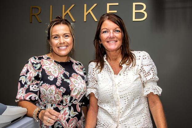 Rikke Brusgaard og Rikke B’s eneste ansatte Charlotte Bundgaard Olsen (tv) har mange trofaste kunder – både fra Aabybro og oplandet. <i>Foto: Jesper Hansen</i>