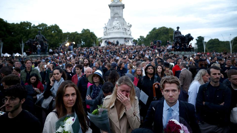 Torsdag var en stor folkemængde samlet uden for Buckingham Palace under tunge regnskyl, da det kom frem, at dronning Elizabeth var sovet stille ind på Balmoral. <i>Henry Nicholls/Reuters</i>