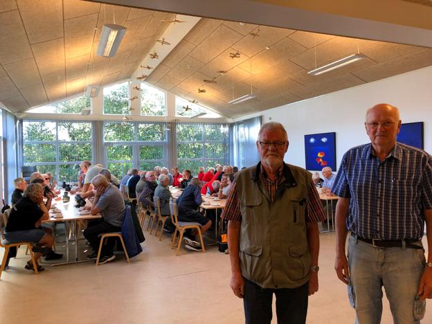 Der var fælles morgenkaffe før spillet gik i gang. Forrest er det Peter Andersen og Mogens Mogensen. <i>Foto: Kirsten Olsen</i>