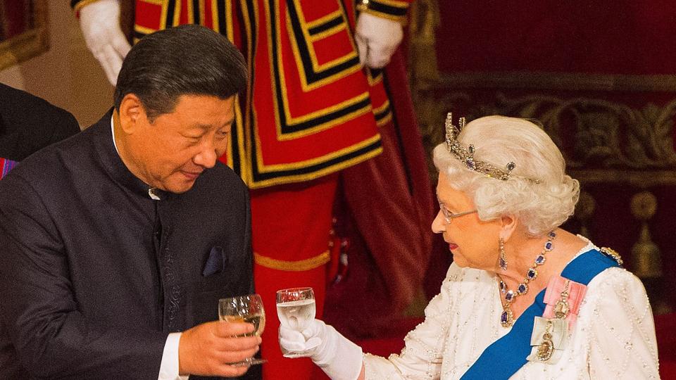 I oktober 2015 var dronning Elizabeth vært for Kinas præsident Xi Jinping på Buckingham Palace i London. Den kinesiske leder har givet udtryk for "dyb medfølelse" med Storbritanniens regering og befolkning efter dronning Elizabeths død. <i>Dominic Lipinski/Ritzau Scanpix</i>