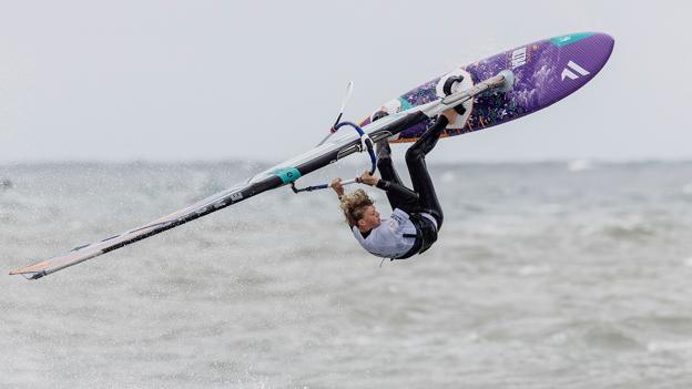 Tobias Bjørnaa i aktion på vandet. <i>Foto: John Carter/PWA</i>
