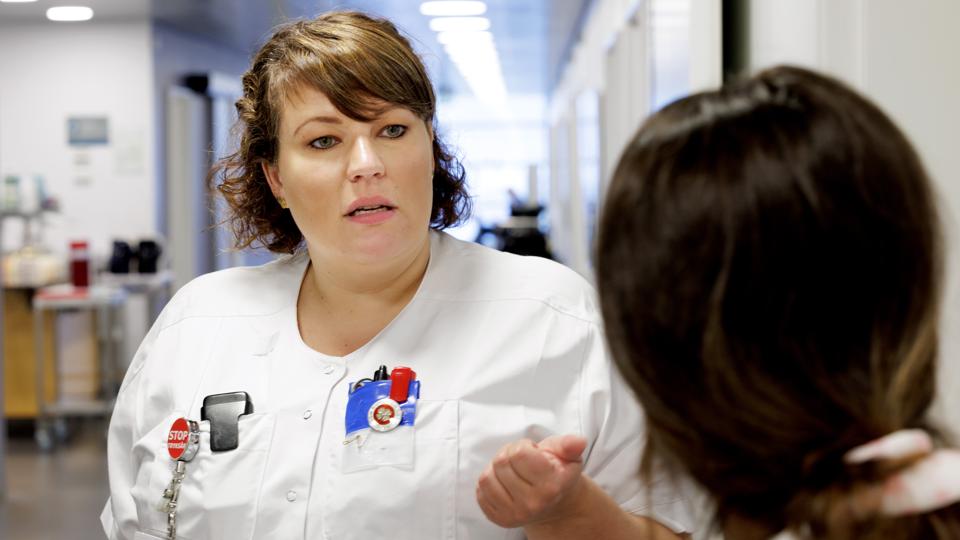 Ledende sygeplejerske Linda Havsager er så presset, at hun ofte er nødsaget til at sparke ledelsesopgaverne til hjørne - og tage del i det kliniske sygeplejearbejde. Opgaver, der ikke er nævnt med et ord i hendes jobbeskrivelse. <i>Foto: Henrik Bo</i>