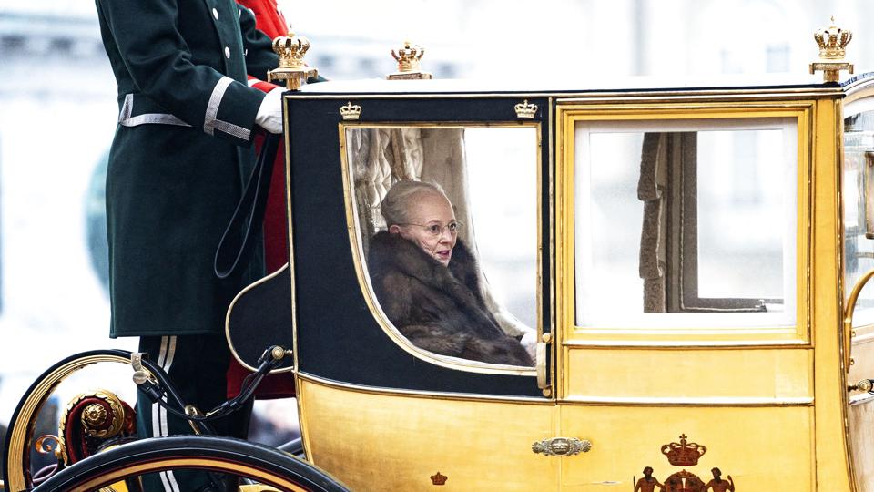 Efter mange forhindringer er fejringen af dronning Margrethes 50 år på tronen endelig planlagt til den kommende weekend. Der er blandt andet planlagt karetkørsel gennem København, men fordi den britiske dronning Elizabeth er gået bort, arbejder kongehuset nu på en justering af jubilæumsprogrammet. (Arkivfoto). <i>Ida Guldbæk Arentsen/Ritzau Scanpix</i>