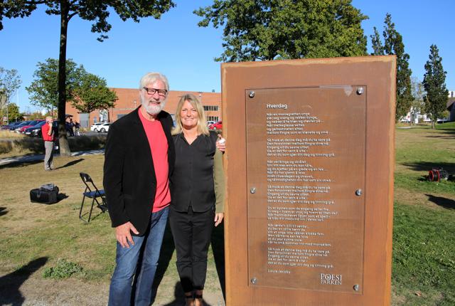 Den norske digter Louis Jacoby og formand for Frederikshavn Byfond, borgmester Birgit S. Hansen ved det nyeste værk i Poesiparken. <i>Hans Sejlund</i>