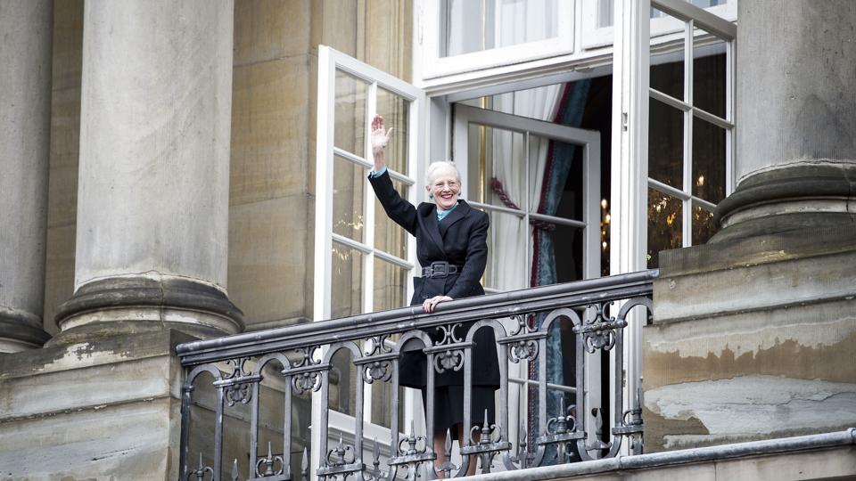 Dronning Magrethe skulle sammen med sin familie have vinket til befolkningen fra balkonen på Amalienborg Slotsplads lørdag, men det er aflyst. Desuden er en række punkter i programmet for dronningens regentjubilæum ændret som følge af den britiske dronning Elizabeths død torsdag. (Arkivfoto). <i>Mads Joakim Rimer Rasmussen/Ritzau Scanpix</i>