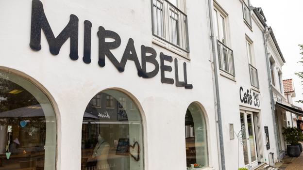 Mirabell og dertilhørende Café 33 ligger på Østergade 33 i Hjørring. Medarbejderne har startet en underskriftindsamling imod lukning af stedet. <i>Foto: Kim Dahl Hansen</i>