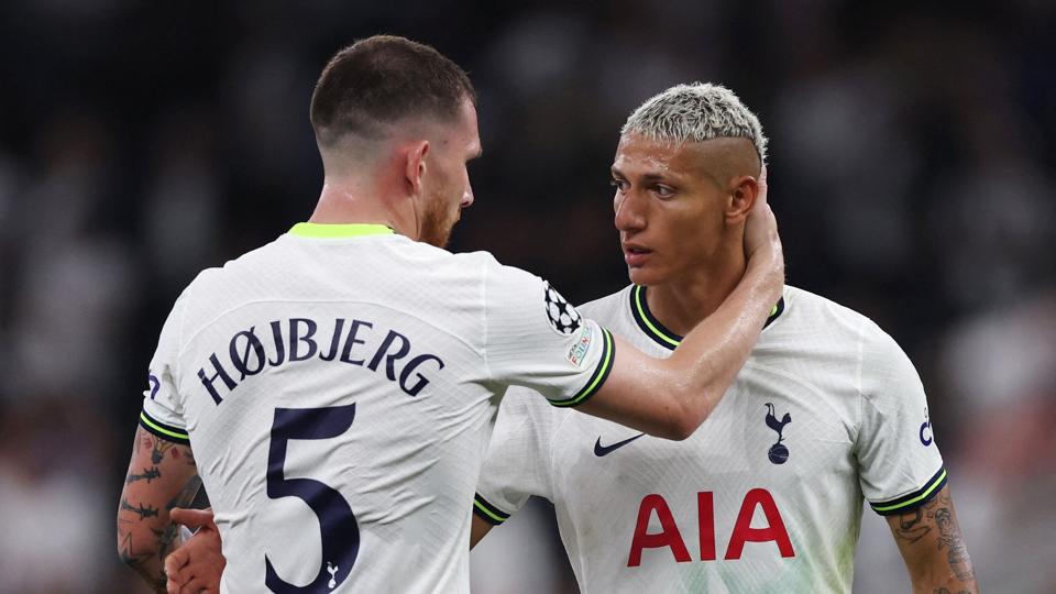 Pierre Emile Højbjerg og Tottenham skulle have mødt Manchester City lørdag aften. Den kamp er nu udsat, ligesom rundens øvrige Premier League-opgør. <i>Matthew Childs/Ritzau Scanpix</i>