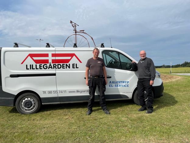 Arne Knudsen går på seniorpension og Nikolaj Skov overtager ansvaret. Firmaet ejes og drives af Jens Bjørn, Jan Justesen, Brian Bruun Christensen og Henrik Vraa Andersen. <i>Privatfoto</i>