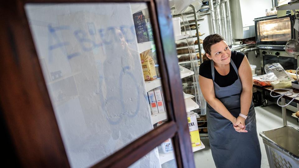 Lisbeth Madsen har stor succes med sit nye mikrobageri. I løbet af den første måned har hun solgt lige så meget, som hun havde forventet at sælge på et helt år. <i>Foto: Martin Damgård</i>