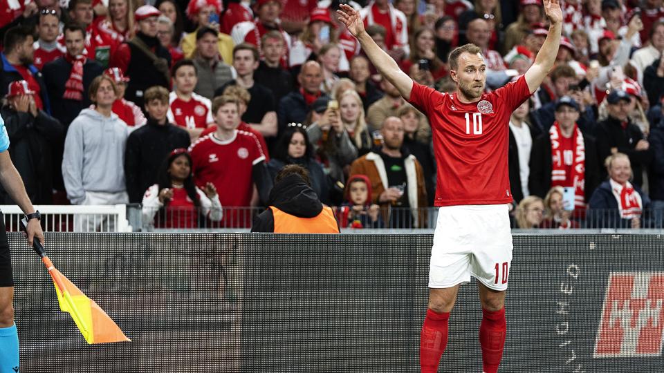 Christian Eriksen og resten af landsholdet får sædvanligvis stor opbakning i Parken. Nationalarenaen er det eneste stadion, der lever op til kravene for at kunne bruges til Nations Leagues finalestævne. Derfor kan stævnet ikke afholdes i Danmark, da der er brug for to godkendte stadioner. <i>Claus Bech/Ritzau Scanpix</i>