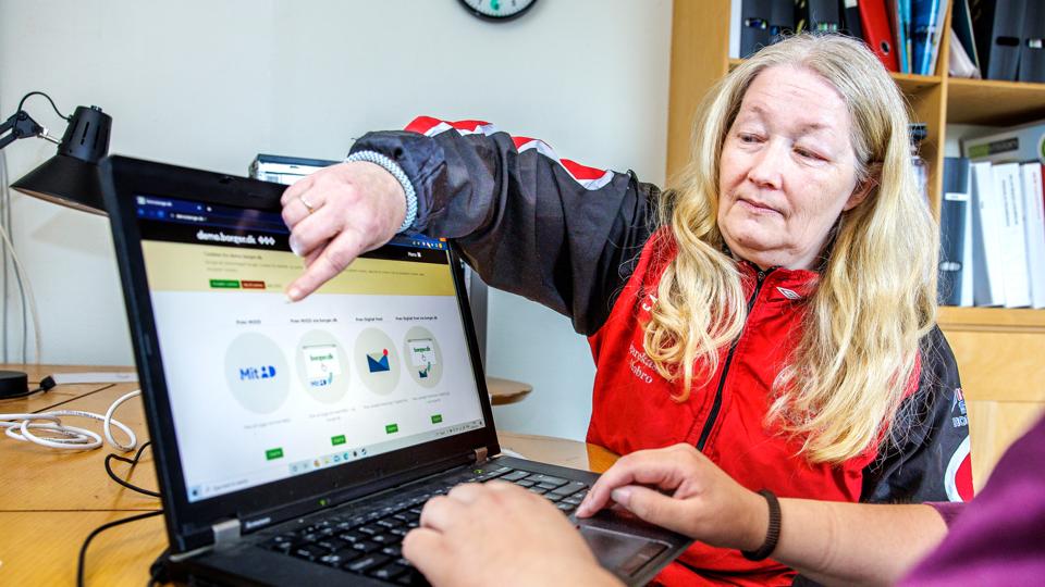 Gitte Jakobsen er underviser på Odamsgård. Her hjælper hun udsatte unge i gang med borger.dk, MitID og digital post. <i>Foto: Torben Hansen</i>