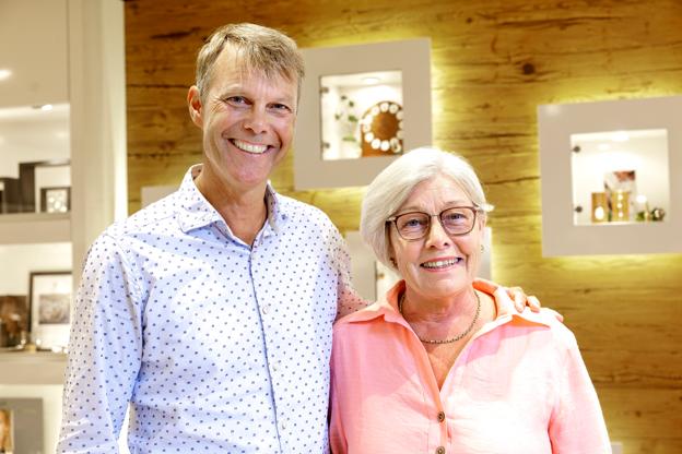 Indtil videre må den erfarne ekspedient blive, til hun fylder 70 - med mulighed for forlængelse. <i>Foto: Torben Hansen</i>