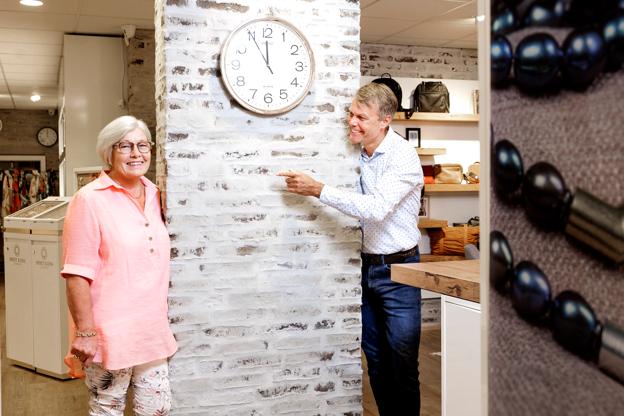 Mie Høj og guldsmed Lasse Bundgaard har et nært og tillidsfuldt forhold. Ekspedienten har kendt chefen, siden han var en lille purk. <i>Foto: Torben Hansen</i>