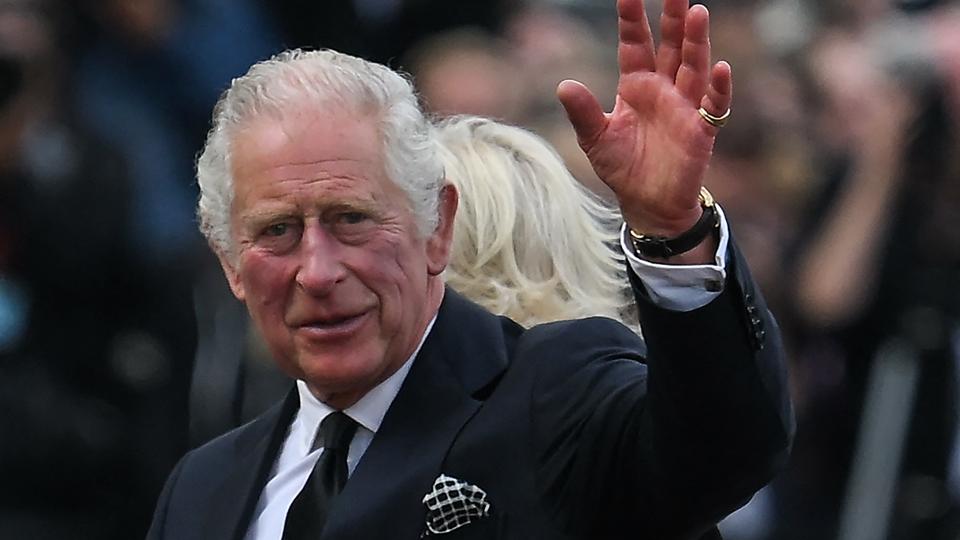 Charles hilser på de tusinder af mennesker der fredag eftermiddag er mødt op foran Buckingham Palace. Fredag aften vil den nykårne konges allerede optagede tv-tale blive sendt. Balmoral i Skotland. <i>Daniel Leal/Ritzau Scanpix</i>