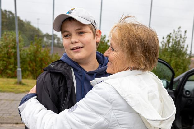 Mormor Inger Vigg var glad og tilfreds på sit barnebarns vegne, da hun tog imod Viktor på parkeringspladsen. <i>Foto: Kim Dahl Hansen</i>