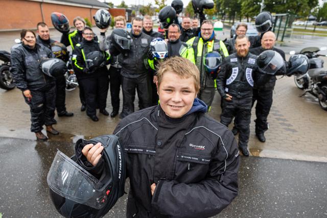 14-årige Viktor Madsen fik sig noget af en overraskelse, da bikergruppen 'De Modige Kyllinger' samlede sig for at give ham én på opleveren. <i>Foto: Kim Dahl Hansen</i>