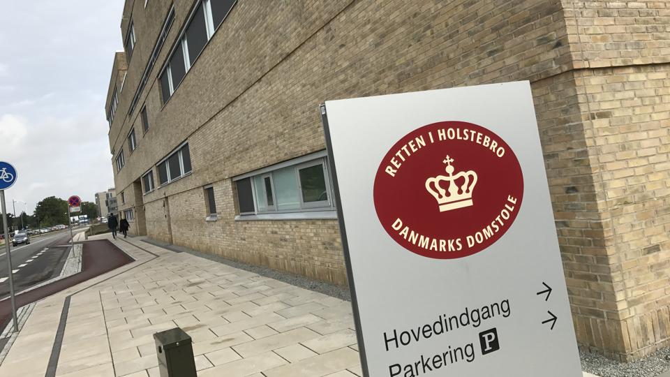 En 39-årig mand er i et grundlovsforhør ved Retten i Holstebro varetægtsfængslet for en stribe voldtægter af sin steddatter. Han nægter sig skyldig og kærede afgørelsen til Vestre Landsret. (Arkivfoto). <i>Jan Bjerre Lauridsen / Ritzau/Free</i>