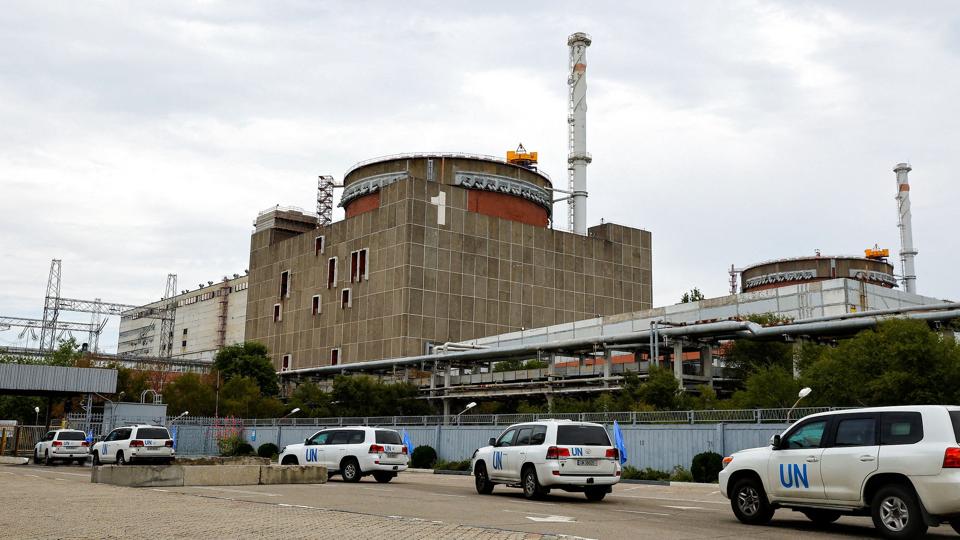 FN-inspektører fra IAEA nåede i sidste uge frem til det omstridte atomkraftværk Zaporizjzja i Ukraine. Nu melder IAEA, at der igen falder granater i området, og situationen ved atomkraftværket beskrives som farlig. <i>Alexander Ermochenko/Reuters</i>