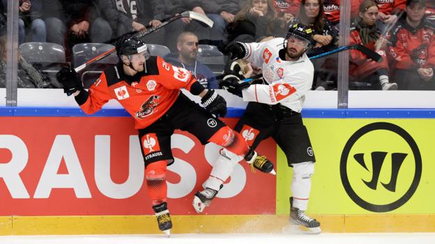 Aalborg Pirates mødte fredag aften Sparta Prag i Champions Hockey League. Her er Jeppe Jul Korsgaard i en hårdt duel langs banden. <i>Foto: Henrik Bo</i>