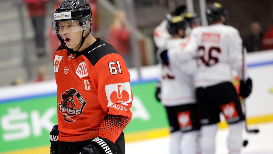 Kaptajn Julian Jakobsen ser skuffet til, mens Sparta Prag jubler over en scoring i fredagens kamp i Sparekassen Danmark Isarena. <i>Foto: Henrik Bo</i>