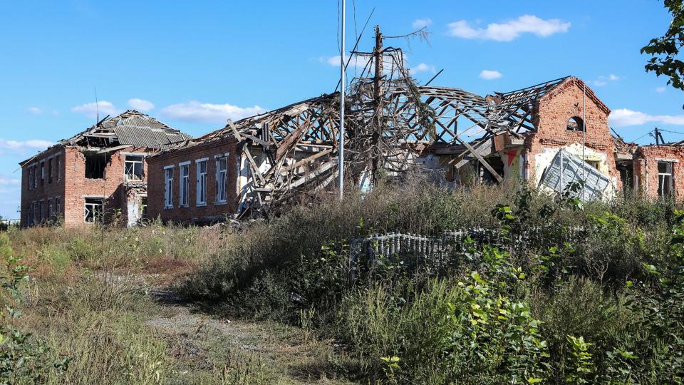 Billeder fra landsbyen Hrakove fredag, som efter at have været under russisk kontrol er blevet generobret af Ukraine, under den ukrainske hærs offensiv i Kharkiv-regionen. <i>Vyacheslav Madiyevskyy/Reuters</i>