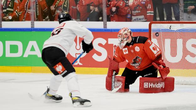 Thomas Lillie bliver her passeret i den hektiske indledning på fredagens kamp mod Sparta Prag. <i>Foto: Henrik Bo</i>