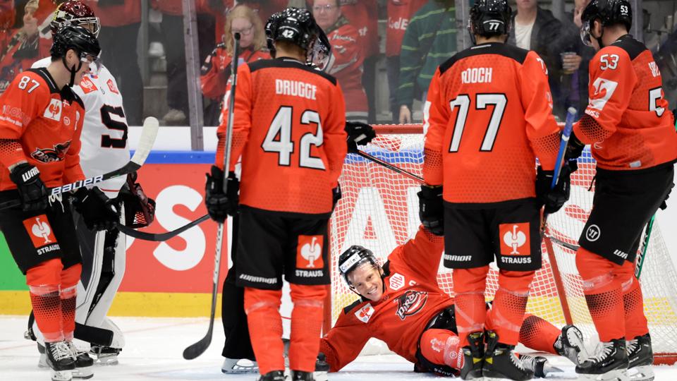 Julian Jakobsen forsøger her at komme på skøjterne igen, efter at han mod Sparta Prag scorede et spektakulært reduceringsmål i liggende position foran målet. <i>Foto: Henrik Bo</i>