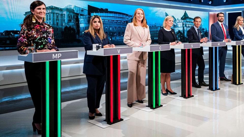 Otte svenske politikere, fem kvinder og tre mænd, på rad og række ved fredag aftens afsluttende tv-debat inden valget søndag. Målinger tyder på, at det bliver en neglebider. <i>Jonathan Nackstrand/Ritzau Scanpix</i>
