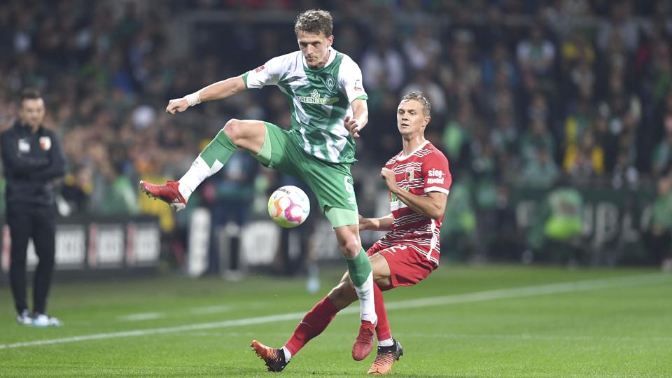 Ingen af danskerne spillede nogen nævneværdig rolle i opgøret. Werder Bremens Jens Stage blev pillet ud efter små 70 minutter efter en anynom indsats, mens Augsburgs danske back, Mads Valentin Pedersen, sad på bænken i hele opgøret. <i>Carmen Jaspersen/Ritzau Scanpix</i>
