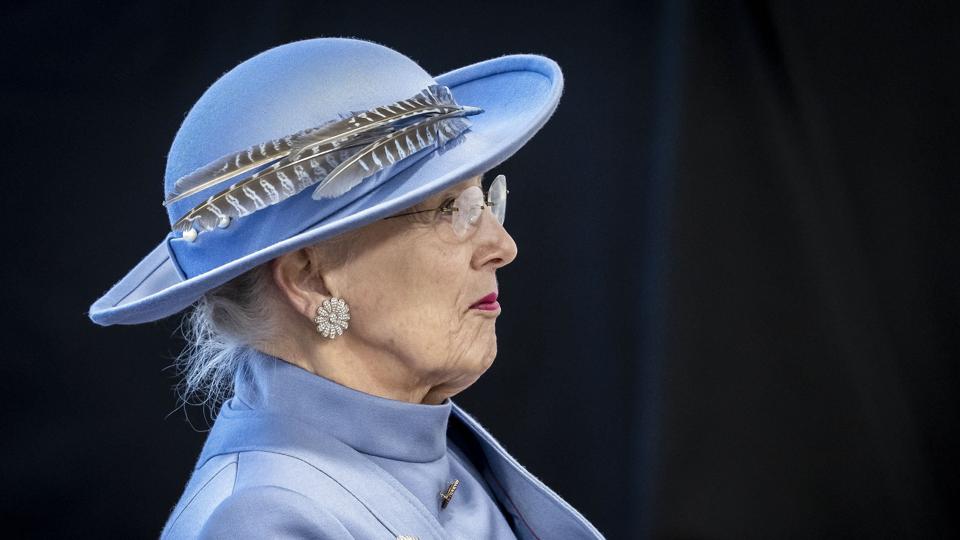 Lørdag skulle dronningen og den kongelige familie så have vist sig på balkonen i Christian IX’s Palæ på Amalienborg. Efterfølgende skulle dronningen køre i karet til Københavns Rådhus. begge dele er aflyst efter den britiske dronning Elizabeths død. Dronningen fejrer det afdæmpede jubilæum med en tur i Det Kongelige Teater. <i>Mads Claus Rasmussen/Ritzau Scanpix</i>