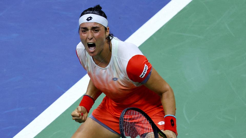 I semifinalen slog Ons Jabeur fra Tunesien franske Caroline Garcia i en stensikker sejr. Hendes finalemodstander, polske Iga Swiatek, var ude i en noget tættere affære i den anden semifinale. I tre sæt besejrede hun hviderussiske Aryna Sabalenka. <i>Mike Segar/Reuters</i>
