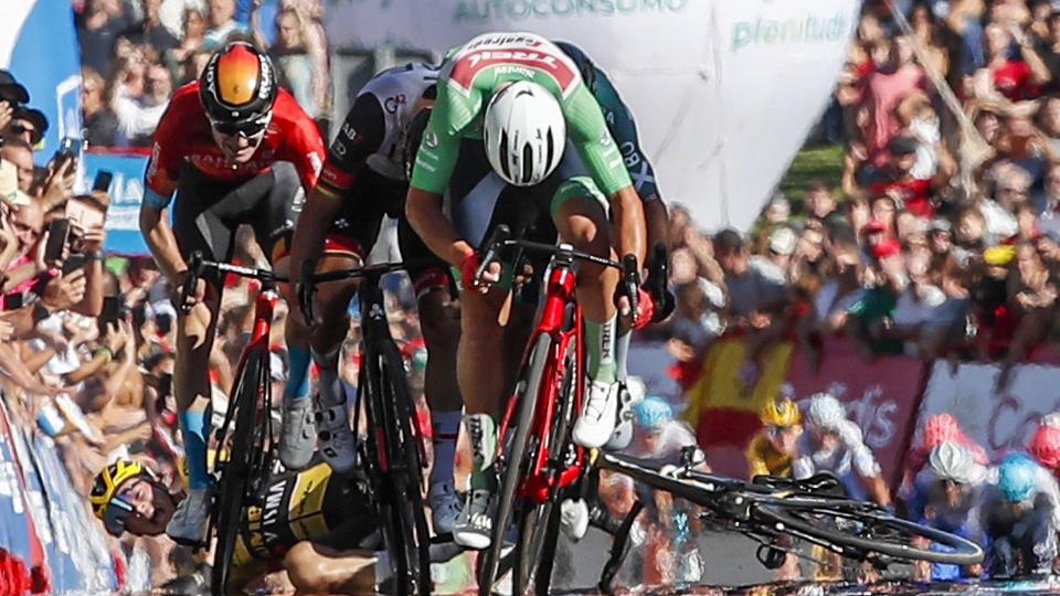 Mads Pedersen (grøn trøje) spurtede sig til sejr, mens Fred Wright (rød trøje) og Primoz Roglic (gul trøje) stødte sammen, og sidstnævnte styrtede. <i>Angel Fernandez/Ritzau Scanpix</i>