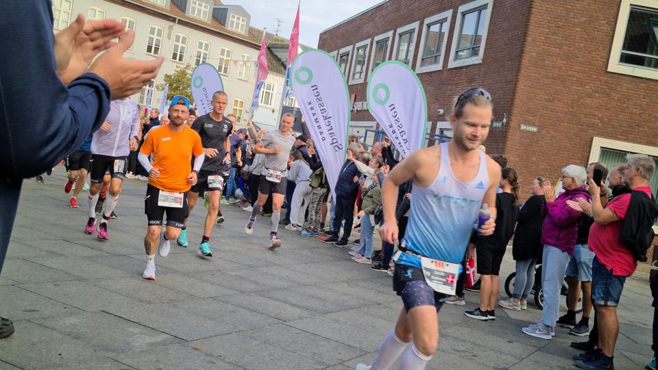 100 Miles blev skudt i gang på Kirketorv lørdag morgen - her med lokale Jacob Justesen fra Sundby Mors i front. <i>Foto: Camilla Gade</i>