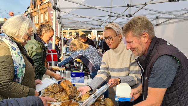 De gratis rundstykker og kaffe var lidt af et trækplaster for publikum, der kvitterede med bifald og hep, så løberne kunne komme godt i vej. <i>Foto: Camilla Gade</i>