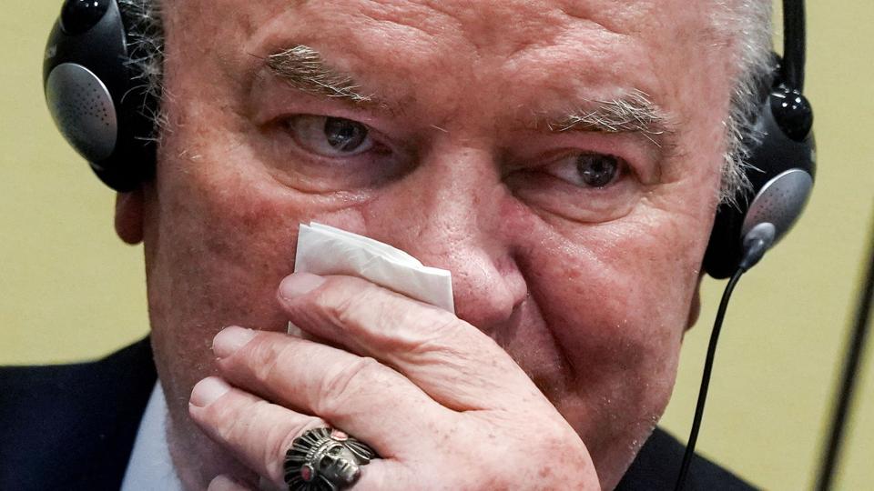 Den tidligere bosnisk-serbiske militære leder Ratko Mladic i et retslokale i Haag i Holland under sin appelsag i juni sidste år. Her stadfæstede domstolen straffen på livstidsfængsel til Mladic for hans ansvar for blandt andet massakren på op mod 8000 muslimske mænd og drenge i Srebrenica i 1995. <i>Pool/Reuters</i>