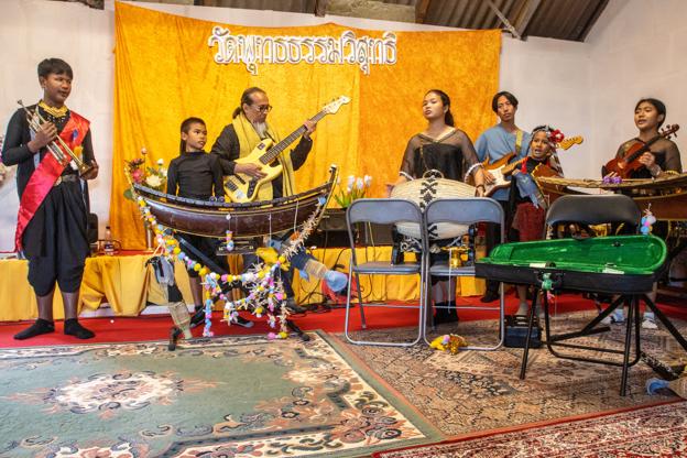 Buddhisttemplet i Brovst, Watbuddhadham visuddhi, havde fredag fest med det thailandske børneorkester Moradokmi Troupe. <i>Foto: Jesper Hansen</i>