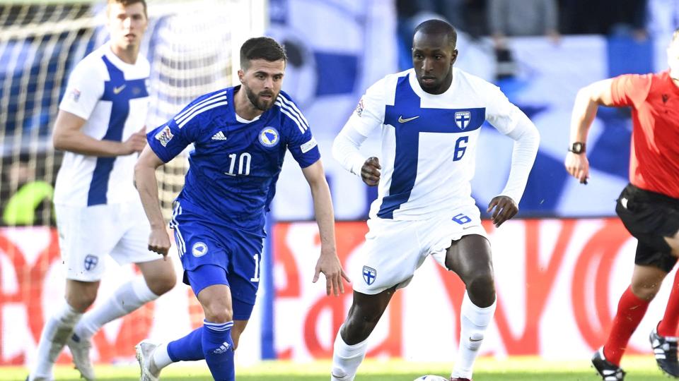 Miralem Pjanic (blå trøje) er en af de største stjerner på det bosniske landshold, men han er imod idéen om at møde Rusland i en testkamp. (Arkivfoto). <i>Vesa Moilanen/Ritzau Scanpix</i>