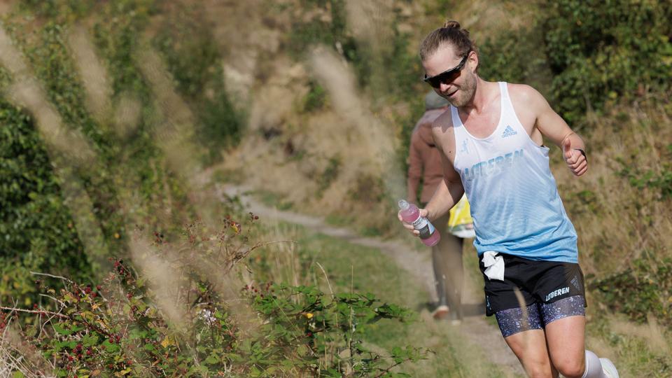 Løberne rundede Ejerslev Havn på årets 100 Miles løb på Mors. Her er det løberen med nr. 109 Jacob Justesen som klar treer på 35 kilometer. <i>Foto: Henrik Bo</i>