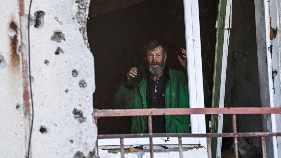 En mand i en lejlighed i byen Hrakove, som er en af mange mindre byer, der i de seneste dage er blevet generobret af ukrainske styrker i den østlige del af landet. <i>Juan Barreto/Ritzau Scanpix</i>