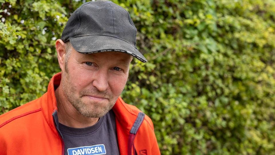 - Hvad fanden sker der? Sådan tænkte Jesper Lyngsø Andersen, da flammerne begyndte at sive op fra jorden. <i>Foto: Kim Dahl Hansen</i>