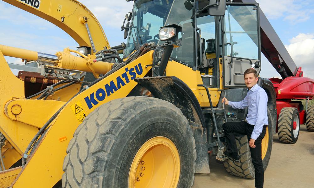 Salgskonsulent Mikkel Balling ved en flot Komatsu 270-gummihjulslæsser, der er hentet til Skive fra Finland. Salgskonsulent Mikkel Balling ved en flot Komatsu 270-gummihjulslæsser, der er hentet til Skive fra Finland.