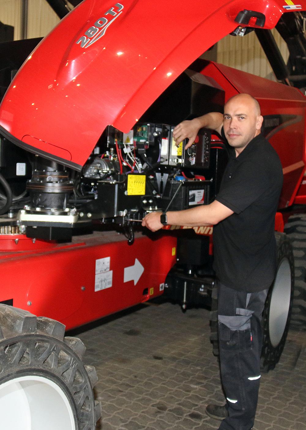 Poul Dalby tjekker, at en Manitou 280TJ-bomlift er klar til at forlade Brugtcentret. Poul Dalby tjekker, at en Manitou 280TJ-bomlift er klar til at forlade Brugtcentret.