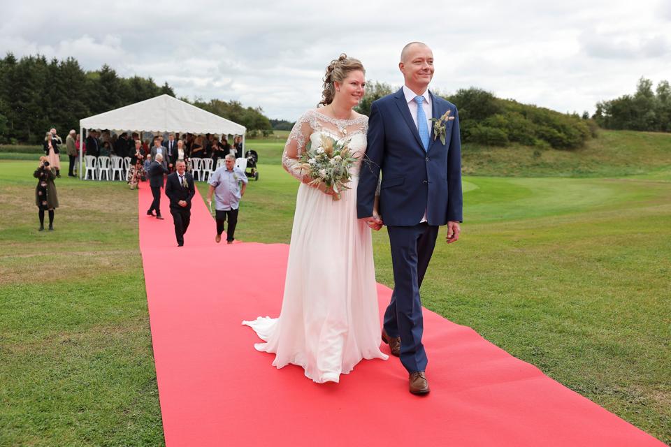 Pernille og Jens sagde ja til hinanden på Hjørring Golfklubs baner lørdag eftermiddag. <i>Foto: Bente Poder</i>