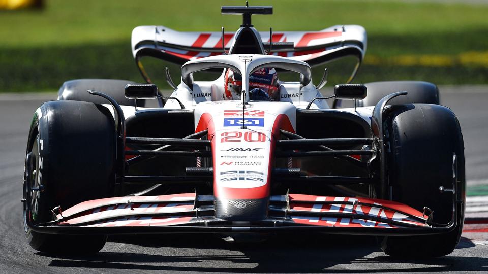 Kevin Magnussen har svært ved at finde farten i sin Haas-racer, selv om han havde fået skiftet flere enheder på den inden kvalifikationen på Monza. <i>Massimo Pinca/Reuters</i>